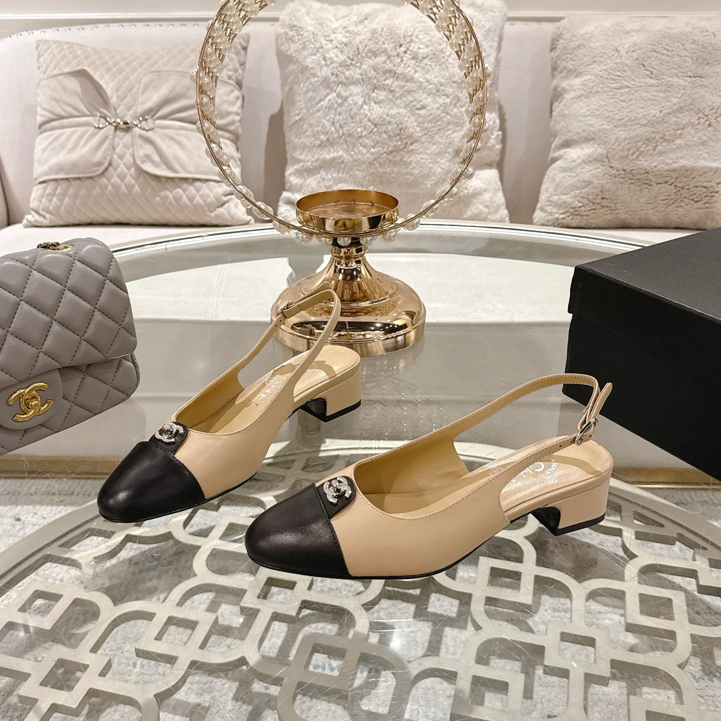💕💕Factory direct selling price p540💕💕Chanel 2025SS spring and summer new double C button Mary Jane🆕Xiao Xiang𝐂Jia's beautiful Mary Jane sandals are so sweet that they are so beautiful that they have a round square toe design. Cute and cute ~ metal/button logo. The appearance is super online. When worn, it looks like a wealthy daughter. I thought it was good-looking. Only when you put it on your feet will you know how easy it is to wear~ Upper: Customized lambskin Lining: Sheepskin Outsole: Genuine leather outsole imported from Italy Size number: 35-42 (40.41.42 customization is non-refundable) Packaging: The latest gift box packaging at the counter